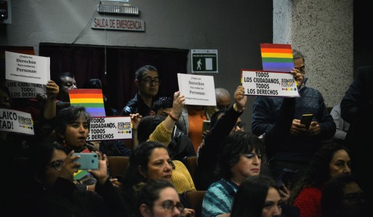 Momentos de tensión se vivieron durante la realización  del foro encuentro por la Igualdad y la No Discriminación hacia un Código Civil más incluyente, luego de que no se le permitiera la entrada al recinto legislativo a grupos opositores y sí a los simpatizantes que apoyan, el pretexto es que ya no había espacio.   