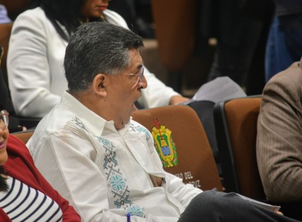 El diputado por Coatepec, Raymundo Andrade  Rivera, de plano se estaba durmiendo en plena comparecencia.
