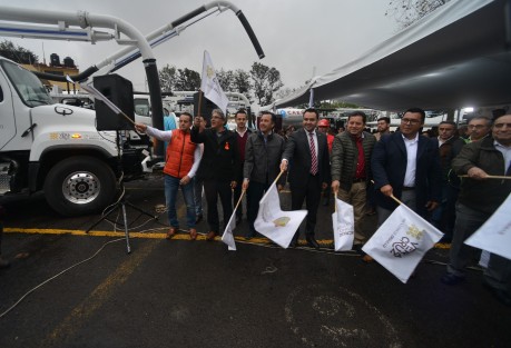 El gobernador de Veracruz, Cuitláhuac García Jiménez, en compañía de autoridades estatales dieron el banderazo de salida de unidades nuevas para desazolve de drenaje y alcantarillado en las instalaciones de CAEV Xalapa.   