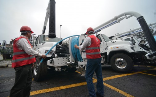 El gobernador de Veracruz, Cuitláhuac García Jiménez, en compañía de autoridades estatales dieron el banderazo de salida de unidades nuevas para desazolve de drenaje y alcantarillado en las instalaciones de CAEV Xalapa.   