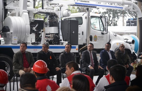 El gobernador de Veracruz, Cuitláhuac García Jiménez, en compañía de autoridades estatales dieron el banderazo de salida de unidades nuevas para desazolve de drenaje y alcantarillado en las instalaciones de CAEV Xalapa.   
