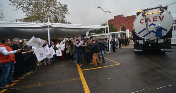El gobernador de Veracruz, Cuitláhuac García Jiménez, en compañía de autoridades estatales dieron el banderazo de salida de unidades nuevas para desazolve de drenaje y alcantarillado en las instalaciones de CAEV Xalapa.   