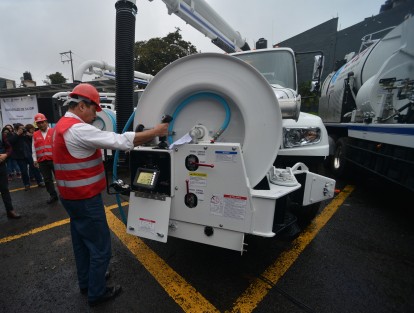 El gobernador de Veracruz, Cuitláhuac García Jiménez, en compañía de autoridades estatales dieron el banderazo de salida de unidades nuevas para desazolve de drenaje y alcantarillado en las instalaciones de CAEV Xalapa.   
