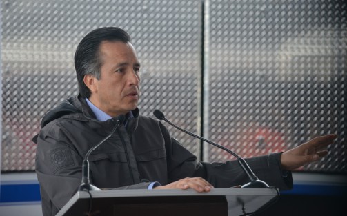 El gobernador de Veracruz, Cuitláhuac García Jiménez, en compañía de autoridades estatales dieron el banderazo de salida de unidades nuevas para desazolve de drenaje y alcantarillado en las instalaciones de CAEV Xalapa.   