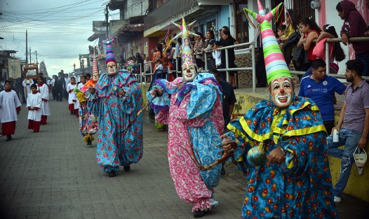 Como cada año, el color y tradición, estuvieron presentes en municipio de Teocelo durante sus fiestas en honor al<em>“Santo Entierro de Cristo</em>.  Este sábado tocó la tradicional bajada del arco floral en el que participan cientos de feligreses y danzantes. 