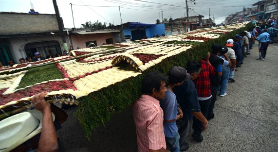 Como cada año, el color y tradición, estuvieron presentes en municipio de Teocelo durante sus fiestas en honor al<em>“Santo Entierro de Cristo</em>.  Este sábado tocó la tradicional bajada del arco floral en el que participan cientos de feligreses y danzantes. 