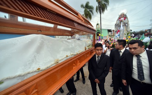 Como cada año, el color y tradición, estuvieron presentes en municipio de Teocelo durante sus fiestas en honor al<em>Santo Entierro de Cristo</em>.  Este sábado tocó la tradicional bajada del arco floral en el que participan cientos de feligreses y danzantes. 