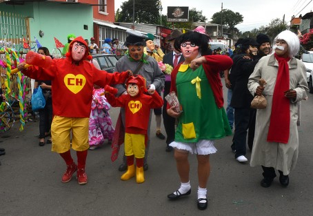 Como cada año, el color y tradición, estuvieron presentes en municipio de Teocelo durante sus fiestas en honor al<em>Santo Entierro de Cristo</em>.  Este sábado tocó la tradicional bajada del arco floral en el que participan cientos de feligreses y danzantes. 