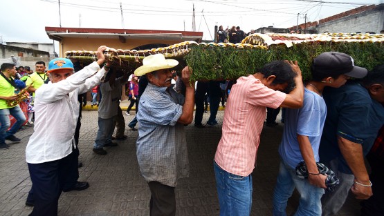 Como cada año, el color y tradición, estuvieron presentes en municipio de Teocelo durante sus fiestas en honor al<em>Santo Entierro de Cristo</em>.  Este sábado tocó la tradicional bajada del arco floral en el que participan cientos de feligreses y danzantes. 