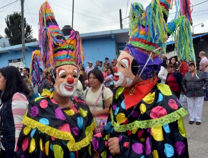 Como cada año, el color y tradición, estuvieron presentes en municipio de Teocelo durante sus fiestas en honor al<em>Santo Entierro de Cristo</em>.  Este sábado tocó la tradicional bajada del arco floral en el que participan cientos de feligreses y danzantes. 