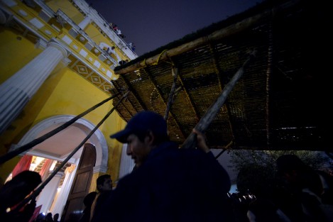Como cada año, el color y tradición, estuvieron presentes en municipio de Teocelo durante sus fiestas en honor al<em>Santo Entierro de Cristo</em>.  Este sábado tocó la tradicional bajada del arco floral en el que participan cientos de feligreses y danzantes. 