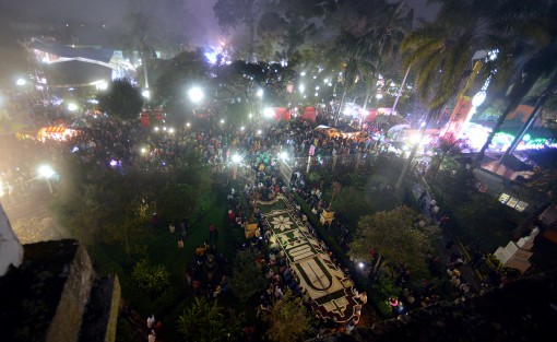 Como cada año, el color y tradición, estuvieron presentes en municipio de Teocelo durante sus fiestas en honor al<em>Santo Entierro de Cristo</em>.  Este sábado tocó la tradicional bajada del arco floral en el que participan cientos de feligreses y danzantes. 
