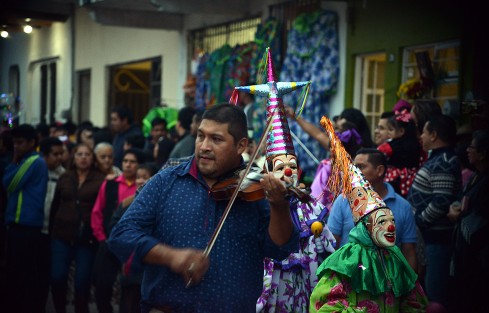 Como cada año, el color y tradición, estuvieron presentes en municipio de Teocelo durante sus fiestas en honor al<em>Santo Entierro de Cristo</em>.  Este sábado tocó la tradicional bajada del arco floral en el que participan cientos de feligreses y danzantes.  