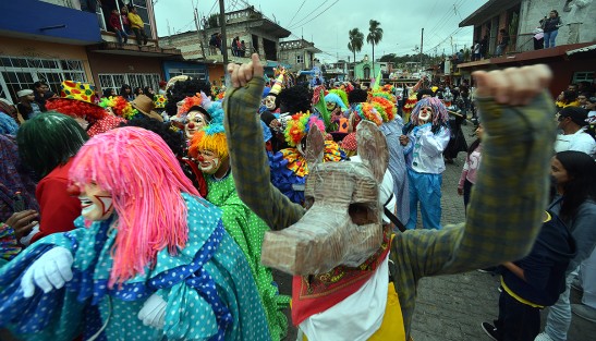 Como cada año, el color y tradición, estuvieron presentes en municipio de Teocelo durante sus fiestas en honor al<em>Santo Entierro de Cristo</em>.  Este sábado tocó la tradicional bajada del arco floral en el que participan cientos de feligreses y danzantes.  