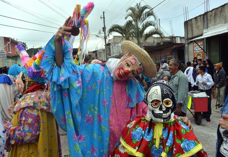 Como cada año, el color y tradición, estuvieron presentes en municipio de Teocelo durante sus fiestas en honor al<em>Santo Entierro de Cristo</em>.  Este sábado tocó la tradicional bajada del arco floral en el que participan cientos de feligreses y danzantes. 