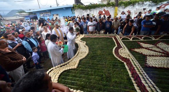 El Alcalde Mario Antonio Chama y la presidenta del DIF municipal, Mara Chama Villa acompañaron al párroco durante la procesión.  