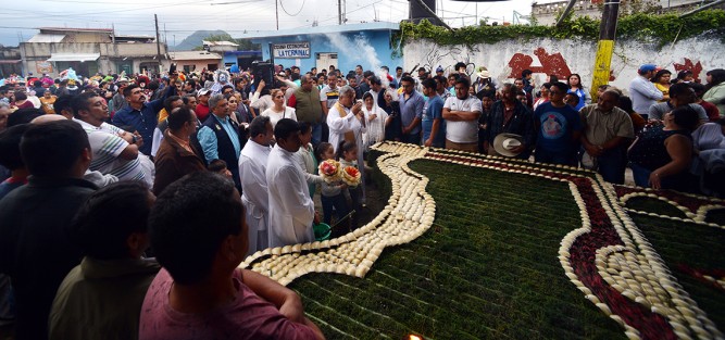 El Alcalde Mario Antonio Chama y la presidenta del DIF municipal, Mara Chama Villa acompañaron al párroco durante la procesión.  
