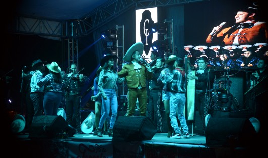 Espectacular cierre de las festividades del Santo Entierro de Cristo se vivió la noche de ayer domingo en el municipio de Teocelo con la presencia de Cruz Infante y la presentación estelar de Platanito Show.  
