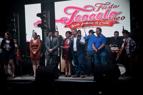 El alcalde Mario A. Chama Díaz; la síndica Zaira Martínez del Carmen y la presidenta del DIF municipal, Mara Chama Villa disfrutaron al igual que cientos de habitantes de este espectáculo.