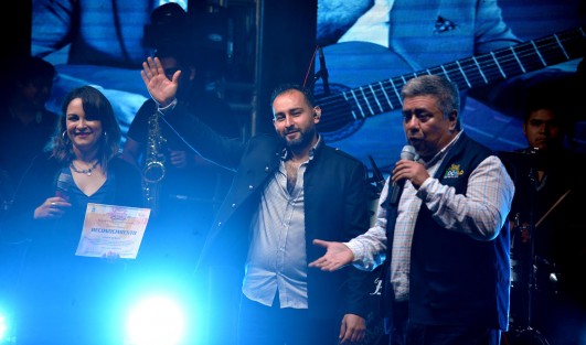 El alcalde Mario A. Chama Díaz; la síndica Zaira Martínez del Carmen y la presidenta del DIF municipal, Mara Chama Villa disfrutaron al igual que cientos de habitantes de este espectáculo.
