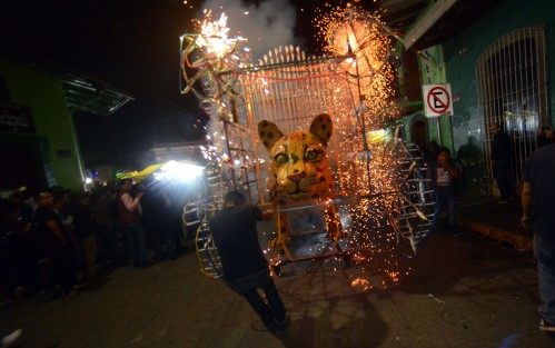 Con la quema del Ocelote y toritos encuetados se dio por finalizada la feria del Santo Entierro de Cristo 2020 en Teocelo, la cual recibió a cientos de turistas locales y nacionales.