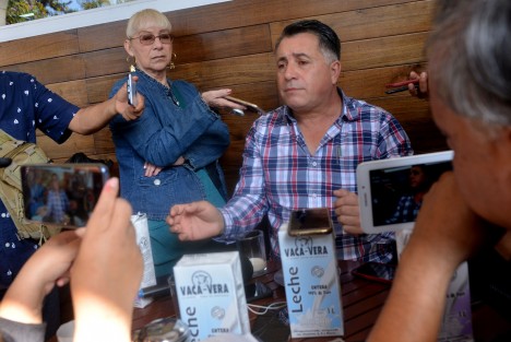 Miguel Franzoni Hernández, presidente del Frente Nacional Lechero, dio a conocer la nueva marca Vaca-Vera, La buena leche de Veracruz. Dijo  que son más de 400 productores unidos, los que mandan a Puebla  su producto y  la regresan  pasteurizada, ya que no cuentan con una planta pasteurizadora que vale como 35 mdp. 