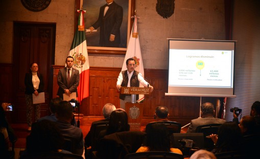El gobernador Cuitláhuac García, en compañia del secretario de Finanzas, José Luis Lima y la titular del Instituto de Pensiones, Daniela Griego, anunciaron el pago de más de 360 mdp que adeudaba el Colegio de Estudios Científicos y Tecnológicos del Estado (CECYTEV) al Instituto de Pensiones del Estado (IPE). 