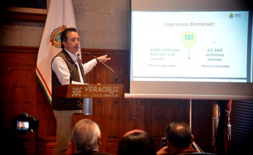 El gobernador Cuitláhuac García, en compañia del secretario de Finanzas, José Luis Lima y la titular del Instituto de Pensiones, Daniela Griego, anunciaron el pago de más de 360 mdp que adeudaba el Colegio de Estudios Científicos y Tecnológicos del Estado (CECYTEV) al Instituto de Pensiones del Estado (IPE). 