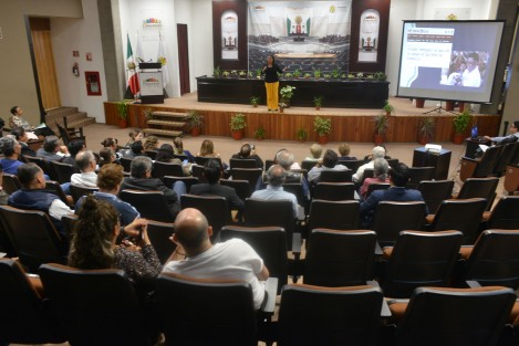 Con muy poca asistencia y con la presencia de la diputada María Josefina Gamboa se realizó el foro <em>Reforma al Código Civil. Cambios y Consecuencias</em>, convocado ahora por grupos en defensa de la familia que rechazan los matrimonios gay en el auditorio <em>Sebastián Lerdo de Tejada</em>, en el Congreso del Estado. 