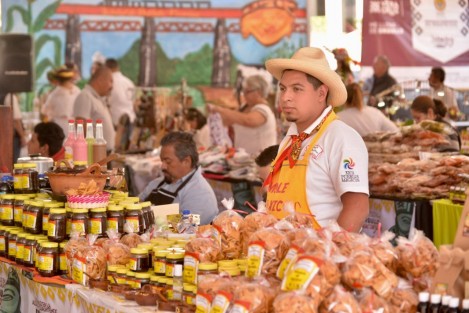 La tarde de este lunes, cientos de capitalinos y turistas acudieron a la explanada principal de la alcaldía Cuauhtémoc, en la Ciudad de México, para disfrutar de la cultura, tradiciones y sabores de Veracruz en  la <em>Semana del Orgullo Veracruzano</em>.