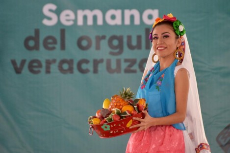 La tarde de este lunes, cientos de capitalinos y turistas acudieron a la explanada principal de la alcaldía Cuauhtémoc, en la Ciudad de México, para disfrutar de la cultura, tradiciones y sabores de Veracruz en  la <em>Semana del Orgullo Veracruzano</em>.