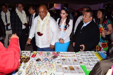 El Alcalde Mario Antonio Chama Díaz, la Presidenta del Sistema Municipal DIF Teocelo así como  el Director de Turismo y Cultura del Ayuntamiento Julio César Casas Casas, acompañaron al Secretario de Gobierno, Eric Cisneros a la inauguración de la Semana Orgullo Veracruzano, donde cerca de 80 municipios exponen sus productos, artesanía y gastronomía. 