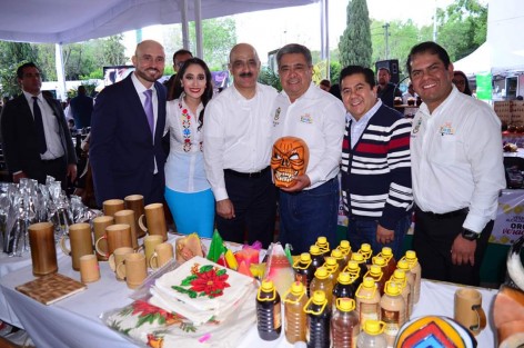 El Alcalde Mario Antonio Chama Díaz, la Presidenta del Sistema Municipal DIF Teocelo así como  el Director de Turismo y Cultura del Ayuntamiento Julio César Casas Casas, acompañaron al Secretario de Gobierno, Eric Cisneros a la inauguración de la Semana Orgullo Veracruzano, donde cerca de 80 municipios exponen sus productos, artesanía y gastronomía. 