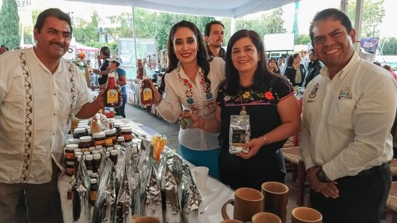 
El Alcalde Mario Chama y la Presidenta del Sistema Municipal DIF tuvieron la oportunidad de saludar al la Directora del IVEC, Silvia Alejandre y al Director del Registro Civil del Estado Rafael Domínguez Galván.  