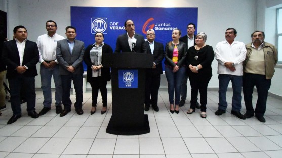 En conferencia de prensa del Comité Directivo Estatal del PAN en Veracruz, donde estuvo presente el Presidente del CDE, Joaquín Guzmán Avilés; el Diputado federal Ricardo García Escalante, Coordinador de los diputados federales del Estado de Veracruz, anunció la estrategia de trabajo de los diputados federales del PAN para contrarrestar las crisis provocadas por los malos gobiernos de MORENA. 