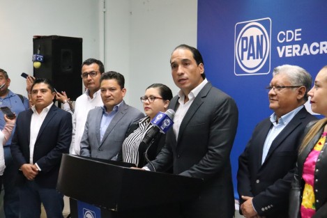 En conferencia de prensa del Comité Directivo Estatal del PAN en Veracruz, donde estuvo presente el Presidente del CDE, Joaquín Guzmán Avilés; el Diputado federal Ricardo García Escalante, Coordinador de los diputados federales del Estado de Veracruz, anunció la estrategia de trabajo de los diputados federales del PAN para contrarrestar las crisis provocadas por los malos gobiernos de MORENA.