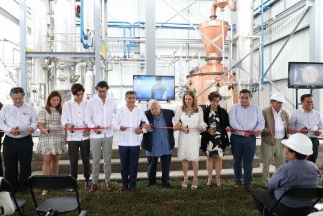 Con el objetivo de elaborar y exportar un producto de clase mundial, cuyo primer lote saldrá en agosto, el titular de la Secretaría de Desarrollo Agropecuario, Rural y Pesca (SEDARPA), Eduardo Cadena Cerón, inauguró la Planta de Ron y Aguardiente del Ingenio Atoyac. 