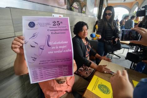 Carmen, representante de Alcohólicos Anónimos en Xalapa, alertó sobre el incremento en esa adicción en mujeres, sobre todo niñas. Invitando a charlas informativas.   