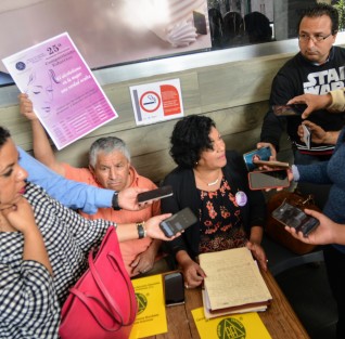 Carmen, representante de Alcohólicos Anónimos en Xalapa, alertó sobre el incremento en esa adicción en mujeres, sobre todo niñas. Invitando a charlas informativas.   