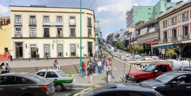 Larga filas se pudieron observar desde temprano en los bancos del centro de Xalapa para pagar la reinscripción a bachillerato y universidad. 