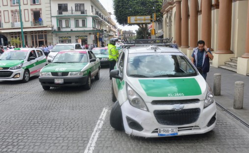 Un taxista que circulaba por la céntrica calle de Enríquez perdió una de las rótulas de su vehículo, por lo que  tuvo que ir la grúa por él, causando por algunos momentos tráfico en la zona.  