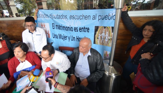 Integrantes del Frente Nacional por la Familia manifestaron estar contra de las propuestas de modificaciones al Código Civil del Estado, que <em>minimizan el concepto de matrimonio</em>.  Dijeron que protestarán en el Congreso del Estado el día mañana.