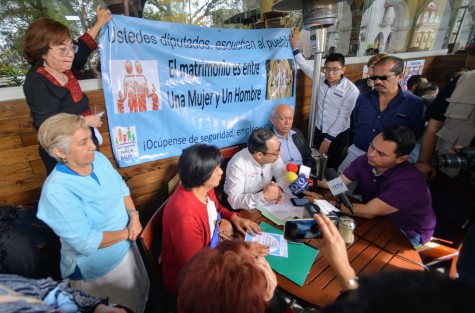 Integrantes del Frente Nacional por la Familia manifestaron estar contra de las propuestas de modificaciones al Código Civil del Estado, que <em>minimizan el concepto de matrimonio</em>.  Dijeron que protestarán en el Congreso del Estado el día mañana.