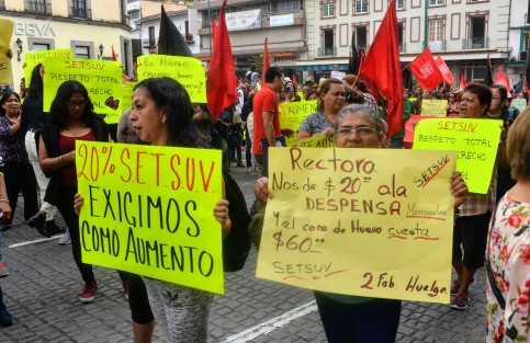 Al igual que en otras sedes de la UV, integrantes del SETSUV marcharon  como cada año por varias calles de Xalapa. Llegaron hasta la rectoría, para solicitar a las autoridades su ya acostumbrado 20% de aumento salarial con la amenza de irse a huelga. A su paso complicaron aún más el tránsito de los vehículos. 