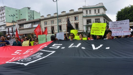 Al igual que en otras sedes de la UV, integrantes del SETSUV marcharon  como cada año por varias calles de Xalapa. Llegaron hasta la rectoría, para solicitar a las autoridades su ya acostumbrado 20% de aumento salarial con la amenza de irse a huelga. A su paso complicaron aún más el tránsito de los vehículos. 