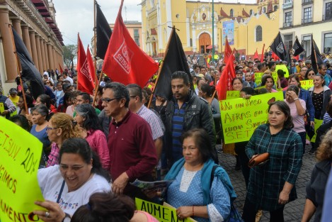 Al igual que en otras sedes de la UV, integrantes del SETSUV marcharon  como cada año por varias calles de Xalapa. Llegaron hasta la rectoría, para solicitar a las autoridades su ya acostumbrado 20% de aumento salarial con la amenaza de irse a huelga. A su paso complicaron aún más el tránsito de los vehículos.  