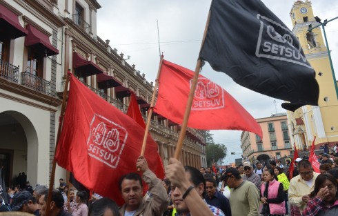 Al igual que en otras sedes de la UV, integrantes del SETSUV marcharon  como cada año por varias calles de Xalapa. Llegaron hasta la rectoría, para solicitar a las autoridades su ya acostumbrado 20% de aumento salarial con la amenaza de irse a huelga. A su paso complicaron aún más el tránsito de los vehículos.  