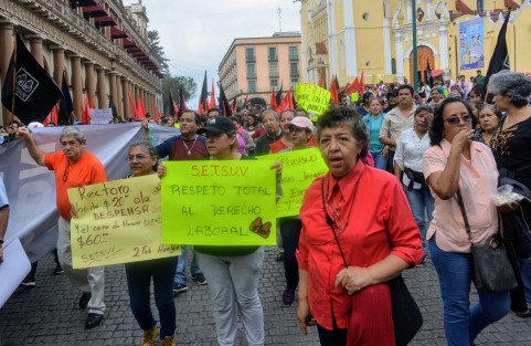 Al igual que en otras sedes de la UV, integrantes del SETSUV marcharon  como cada año por varias calles de Xalapa. Llegaron hasta la rectoría, para solicitar a las autoridades su ya acostumbrado 20% de aumento salarial con la amenaza de irse a huelga. A su paso complicaron aún más el tránsito de los vehículos.  