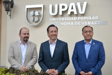 Con un recorrido de supervisión, el gobernador Cuitláhuac García Jiménez formalizó la entrega de una parte de Casa Veracruz, que estaba al servicio de los mandatarios, a la Universidad Popular Autónoma de Veracruz (UPAV); además de inaugurar la Torre 20/20, donde serán concentradas las áreas administrativas y operativas.
