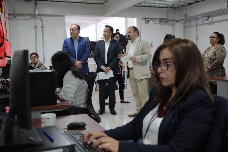 Con un recorrido de supervisión, el gobernador Cuitláhuac García Jiménez formalizó la entrega de una parte de Casa Veracruz, que estaba al servicio de los mandatarios, a la Universidad Popular Autónoma de Veracruz (UPAV); además de inaugurar la Torre 20/20, donde serán concentradas las áreas administrativas y operativas.
